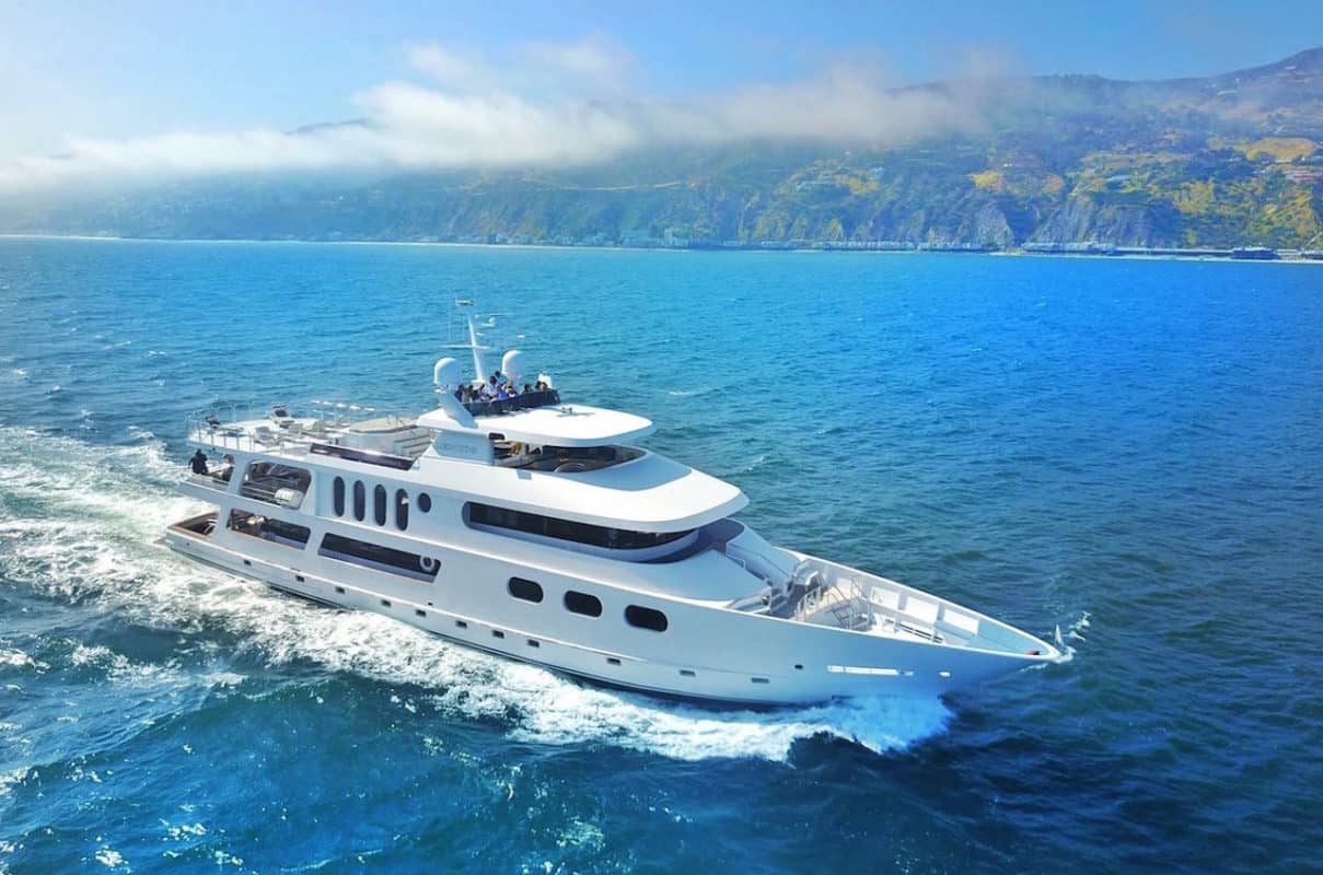 Leight Star - Mega-Yacht Charter